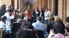 La alcaldesa de Barcelona, Ada Colau, y la cuarta teniente de alcalde, Janet Sanz, en rueda de prensa ante la sede del distrito de Nou Barris