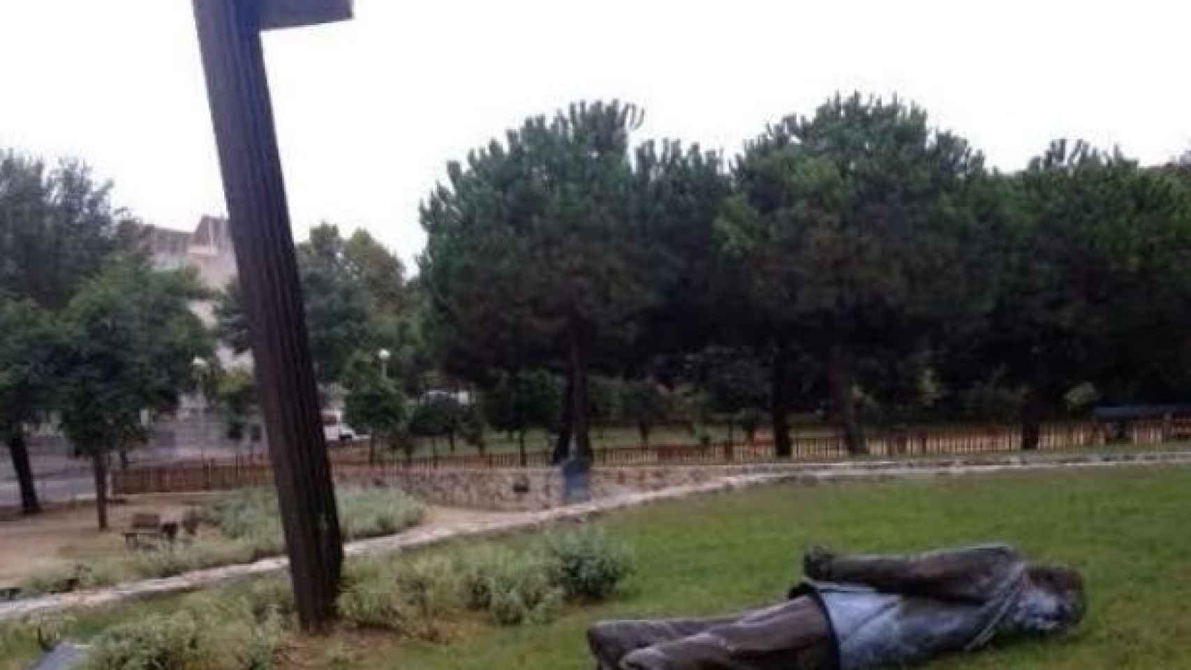 La estatua tumbada de Jordi Pujol en Premià de Dalt