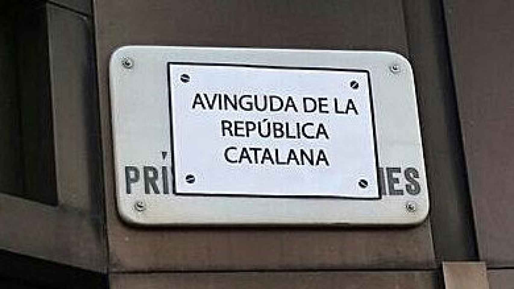 Un cartel colocado por las JERC suplanta la placa oficial de la Avenida Príncipe de Asturias