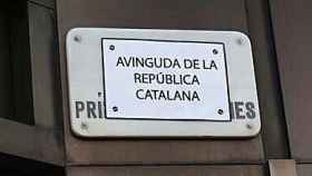 Un cartel colocado por las JERC suplanta la placa oficial de la Avenida Príncipe de Asturias