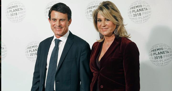 El candidato a la alcaldía de Barcelona, Manuel Valls, posa junto a su pareja, Susana Gallardo, en la entrada de los Premios Planeta / EFE