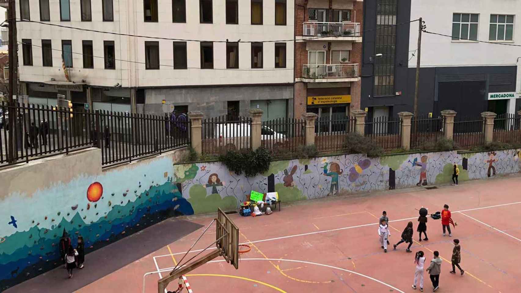 Niños en un patio de un colegio, como los 160 analizados por Ecologistas en Acción, para determinar la calidad del aire en los entornos escolares / EP