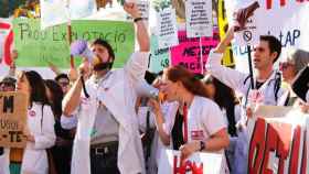 Médicos catalanes, durante una protesta ante el Parlamento autonómico / CG