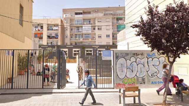 La escuela a la que asiste Abril, una menor de seis años con TEA, a la que el Ayuntamiento de Barcelona ha dejado sin piscina por falta de monitores / GOOGLE STREET VIEW