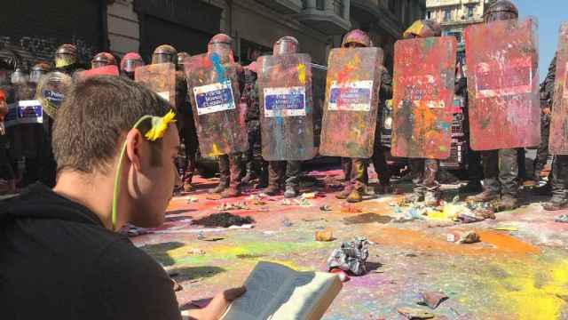 Los manifestantes de la 'holi' contra Jusapol atacan con polvos de colores a los Mossos d'Esquadra / EUROPA PRESS