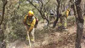 Efectivos de los bomberos trabajan en el flanco izquierdo de Artesa de Segre (Lleida) / BOMBEROS DE LA GENERALITAT