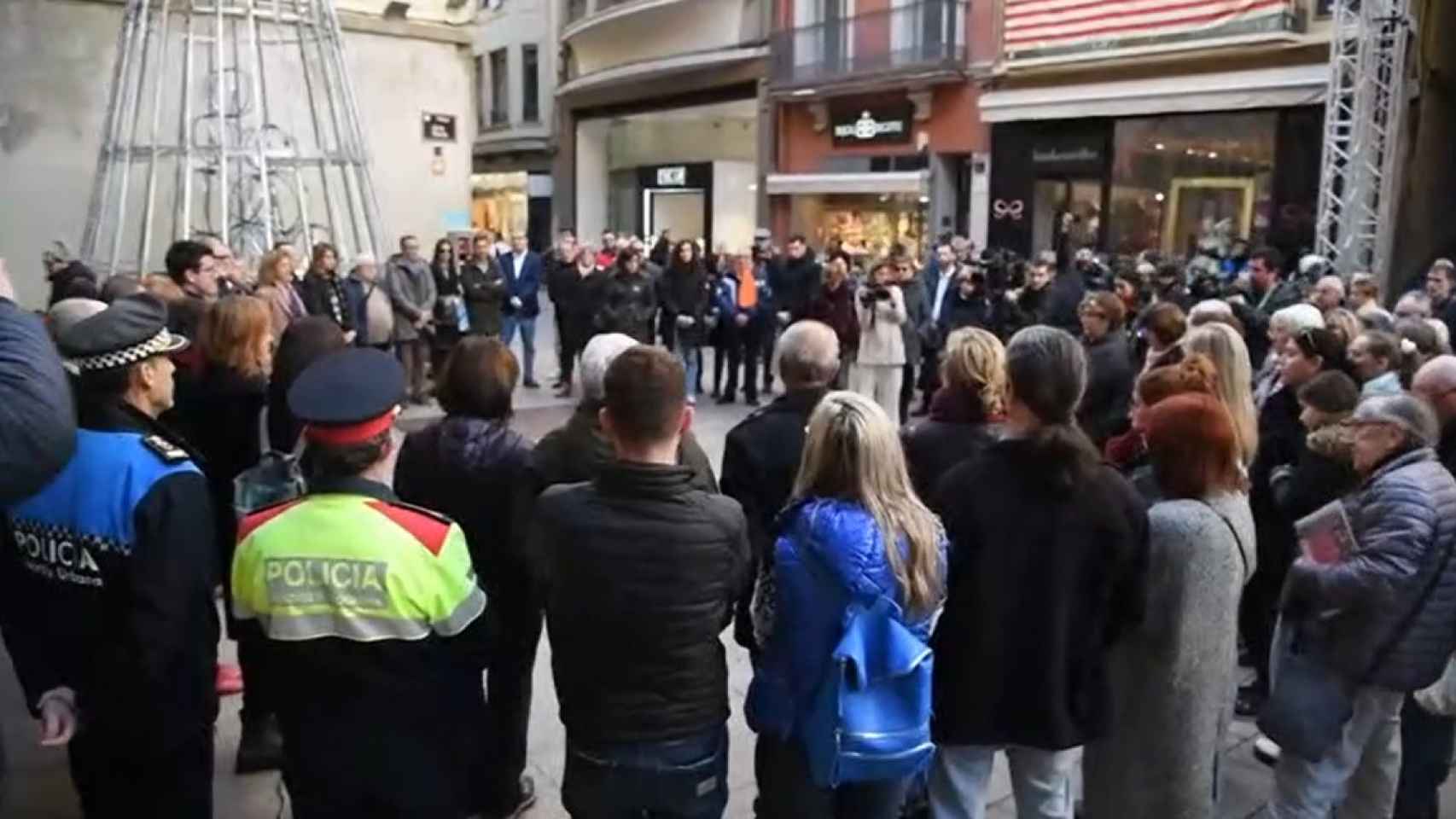 Minuto de silencio en Lleida por el asesinato machista de la mujer hallada en el trastero de su piso / EFE