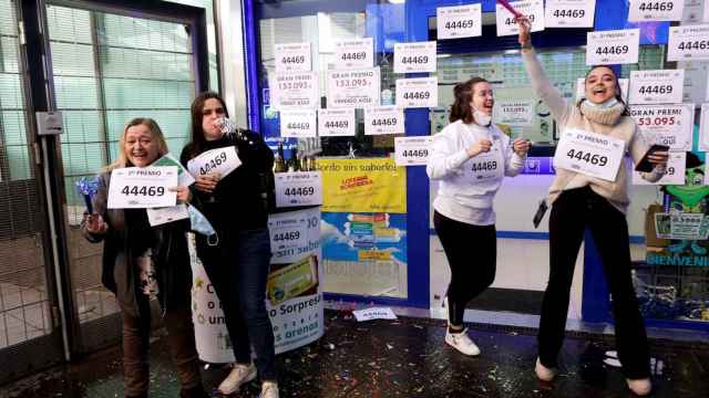 Trabajadores de la administración de loterías 336 de Barcelona, situada en el Centro Comercial de Las Arenas, celebran este jueves tras vender décimos del 44.469, agraciado con el segundo premio del sorteo extraordinario de la lotería del Niño / EFE - Qui