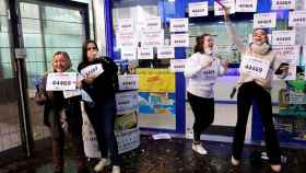 Trabajadores de la administración de loterías 336 de Barcelona, situada en el Centro Comercial de Las Arenas, celebran este jueves tras vender décimos del 44.469, agraciado con el segundo premio del sorteo extraordinario de la lotería del Niño / EFE - Qui