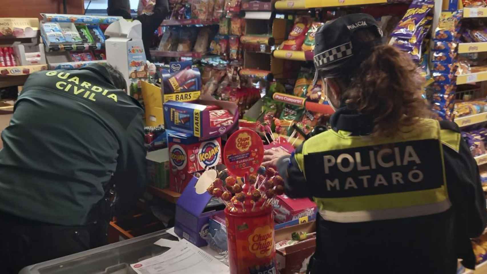 Agentes registran uno de los comercios de Mataró acusados de vender alimentos en mal estado / POLICÍA DE MATARÓ