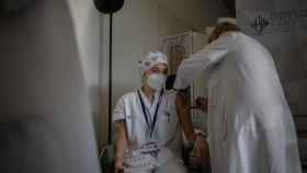 Una enfermera se vacuna contra el Covid-19 / EP