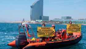 Imagen de una de las lanchas de Greenpeace durante la protesta de hoy / TWITTER