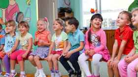 Niños y niñas en un jardín de infancia / PIXABAY