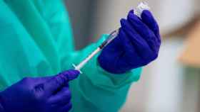 Aumento en el ritmo de vacunación en Cataluña. En la imagen, personal sanitario prepara una dosis de la vacuna contra el Covid-19 / EUROPA PRESS
