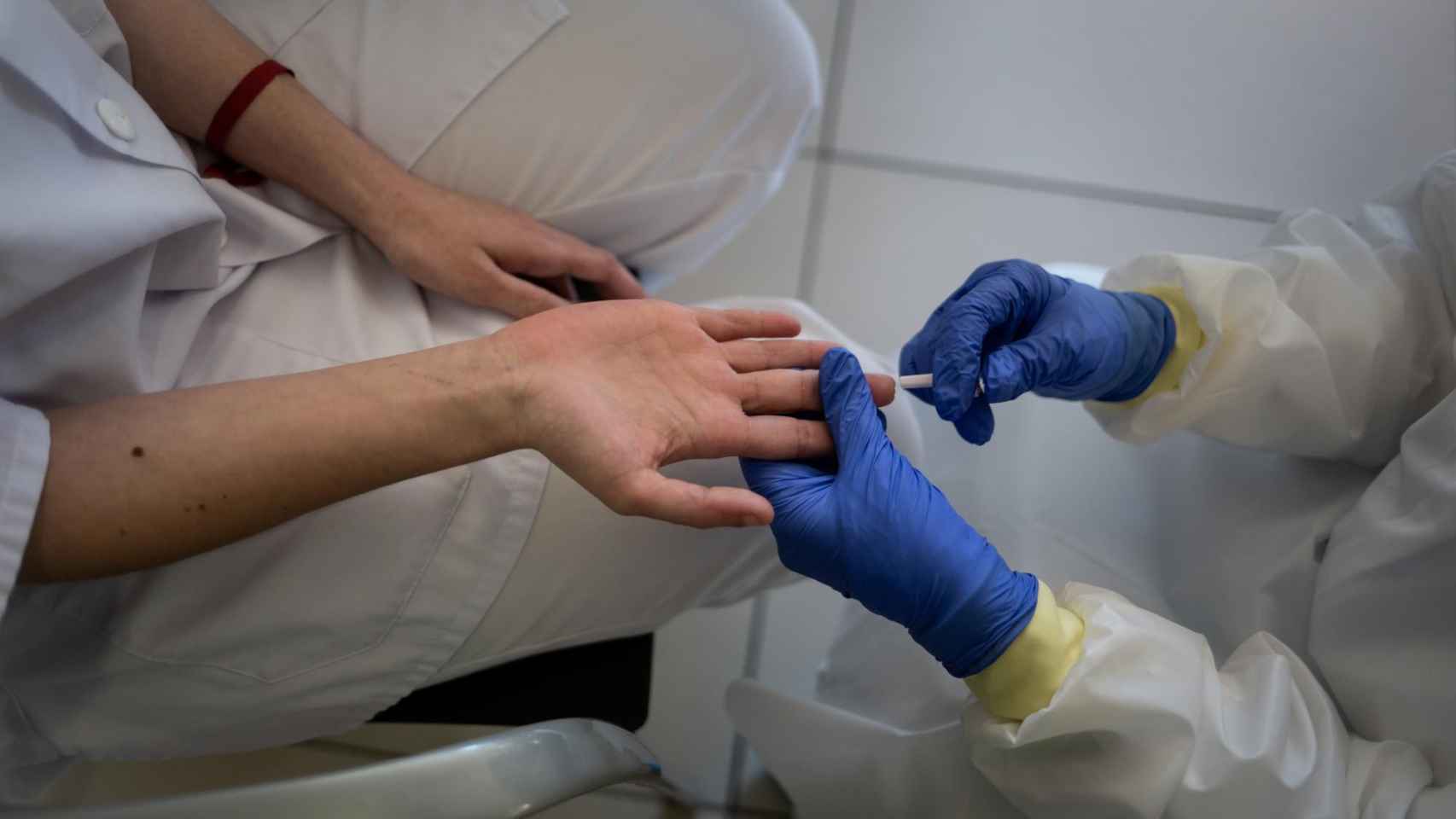 Una enfermera realiza test del coronavirus a personal sanitario de una residencia / EP