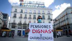 Un hombre participa en la protesta de pensionistas en Madrid / EFE
