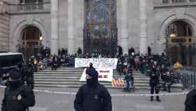 Un grupo de CDR, encadenados en las puertas del Palacio de JusticIa de Barcelona / EP