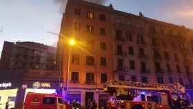Efectivos de bomberos en el incendio del piso en calle Aragó / CG