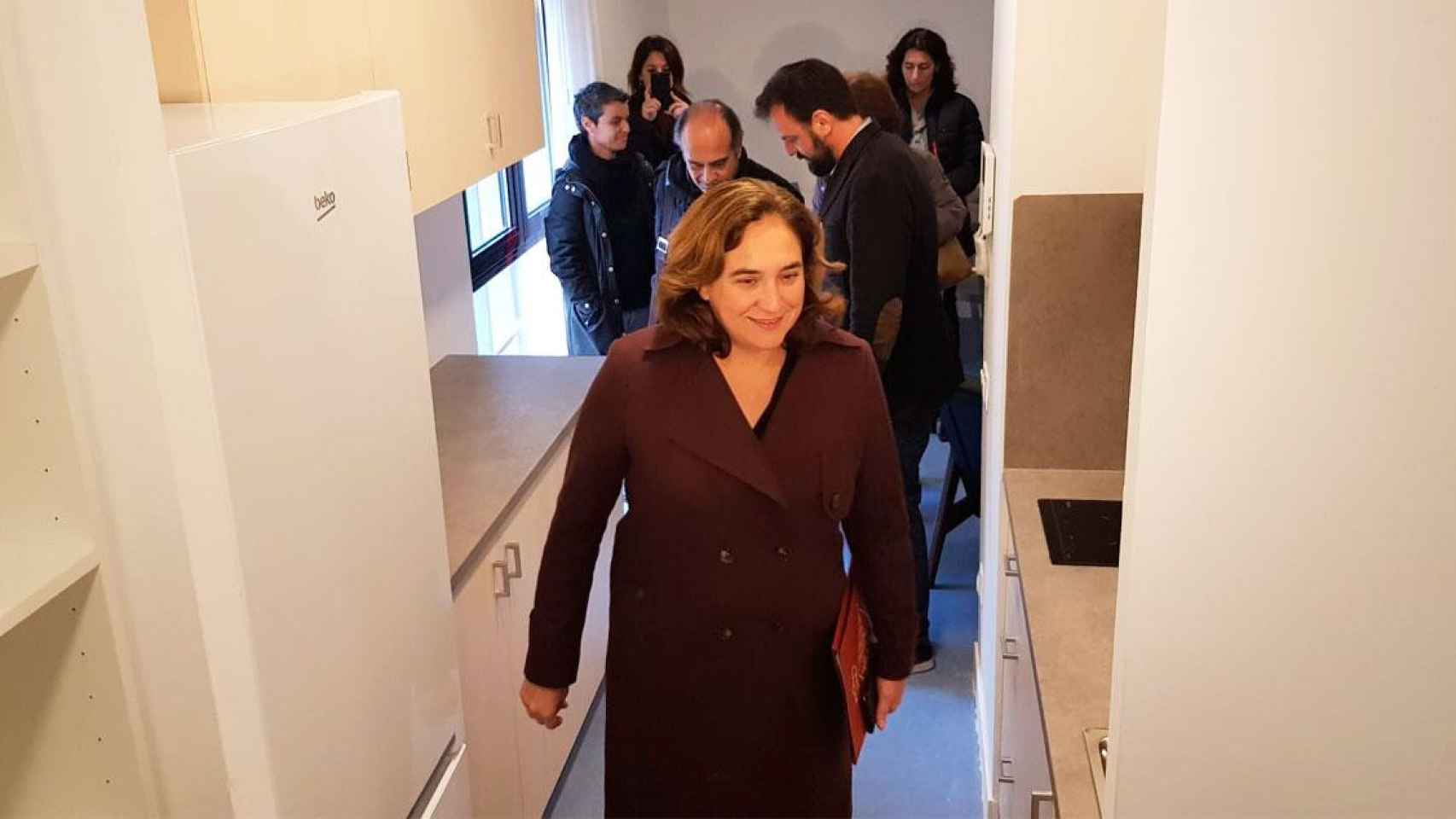 Ada Colau, alcaldesa de Barcelona, visitando las casas-contenedor de Barcelona / CG