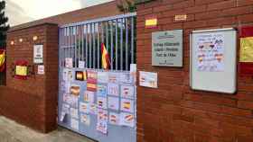 Puerta del colegio donde tuvo lugar la supuesta agresión, lleno de dibujos con la bandera de España / TWITTER