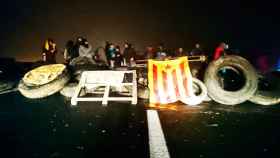 Imagen de los CDR de Lleida con una barricada en la autopista A2 / TWITTER
