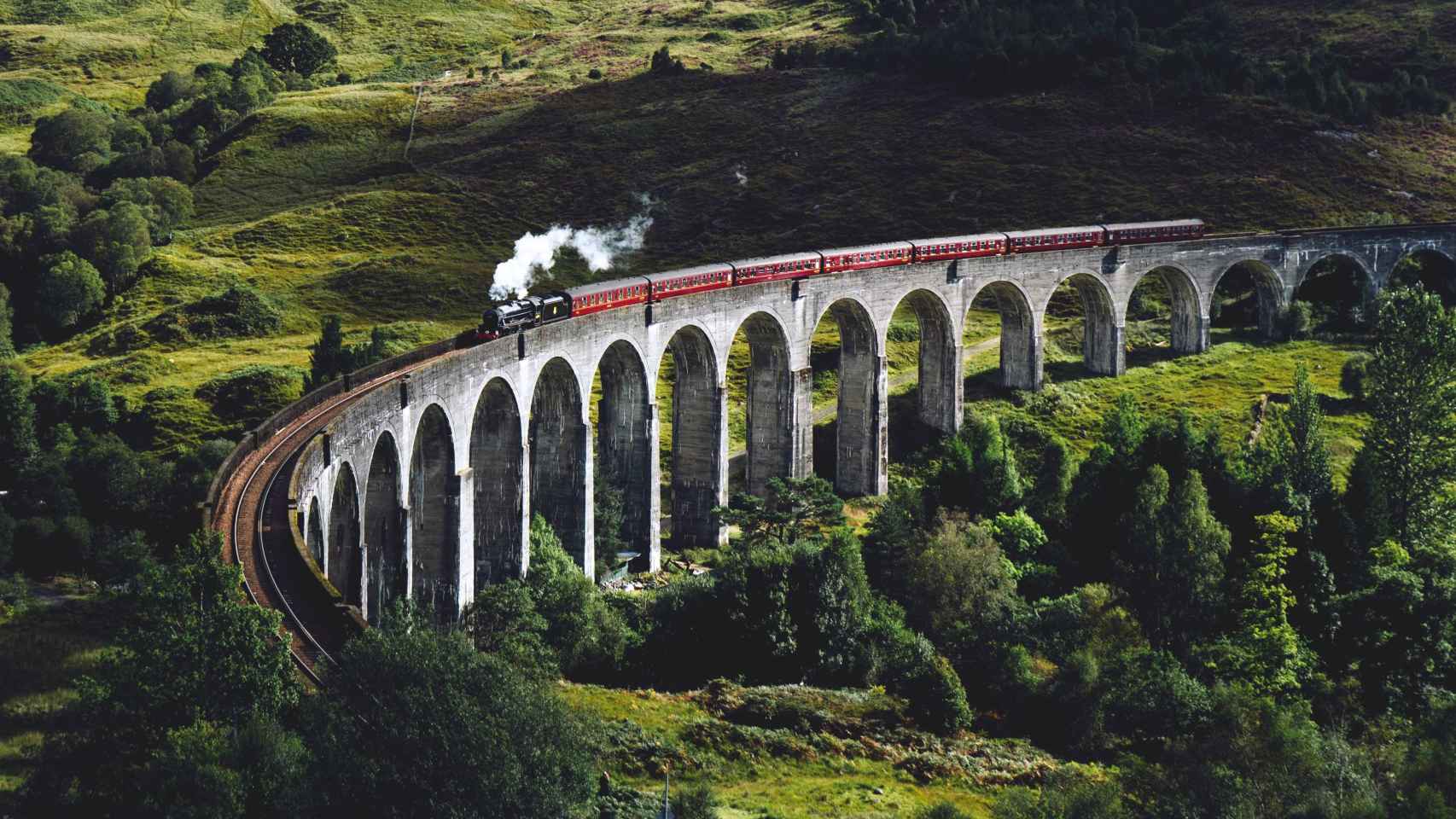 Un tren en el viaducto de Glenfinnan / UNSPLASH
