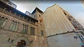 Captura de la fachada de la paeria de Lleida, donde se puede apreciar el cartel de 'Democracia' que cuelga de la ventana de los despachos de ERC en el consistorio / GOOGLE