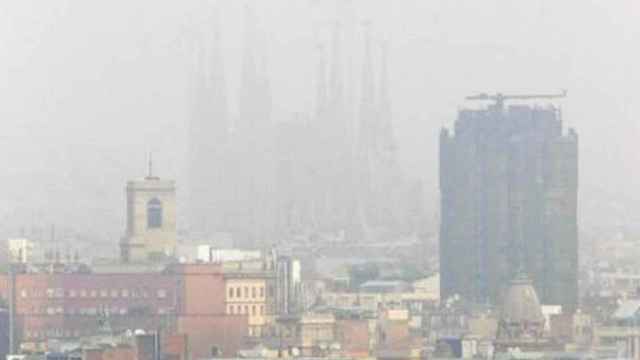 Barcelona durante un episodio de alta contaminación atmosférica / EFE