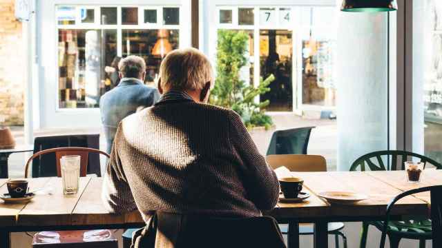 Persona mayor de 65 años en una cafetería / PIXABAY