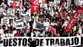 Una protesta de conductores de VTC con pancartas de UGT / EUROPAPRESS