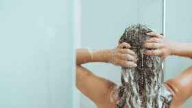 Una imagen de archivo de una mujer duchándose