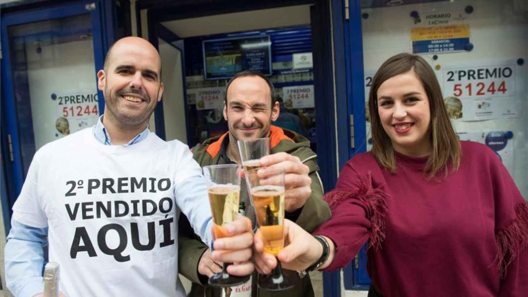 Tres personas celebran el segundo premio de la Lotería de Navidad que se ganó en Santander / EFE