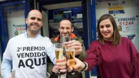 Tres personas celebran el segundo premio de la Lotería de Navidad que se ganó en Santander / EFE