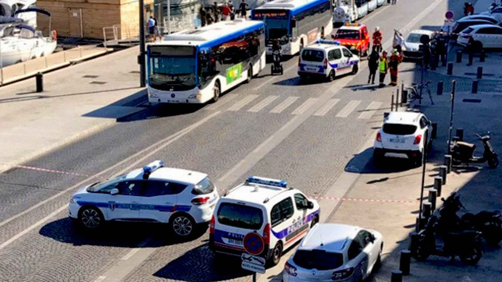 Un coche se estrella contra dos paradas de autobús en el puerto viejo de Marsella / TWITTER