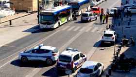 Un coche se estrella contra dos paradas de autobús en el puerto viejo de Marsella / TWITTER
