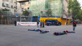 Miembros de Stop Mare Mortum protestan ante la delegación del Gobierno en Cataluña por la acogida de refugiados / STOP MARE MORTUM