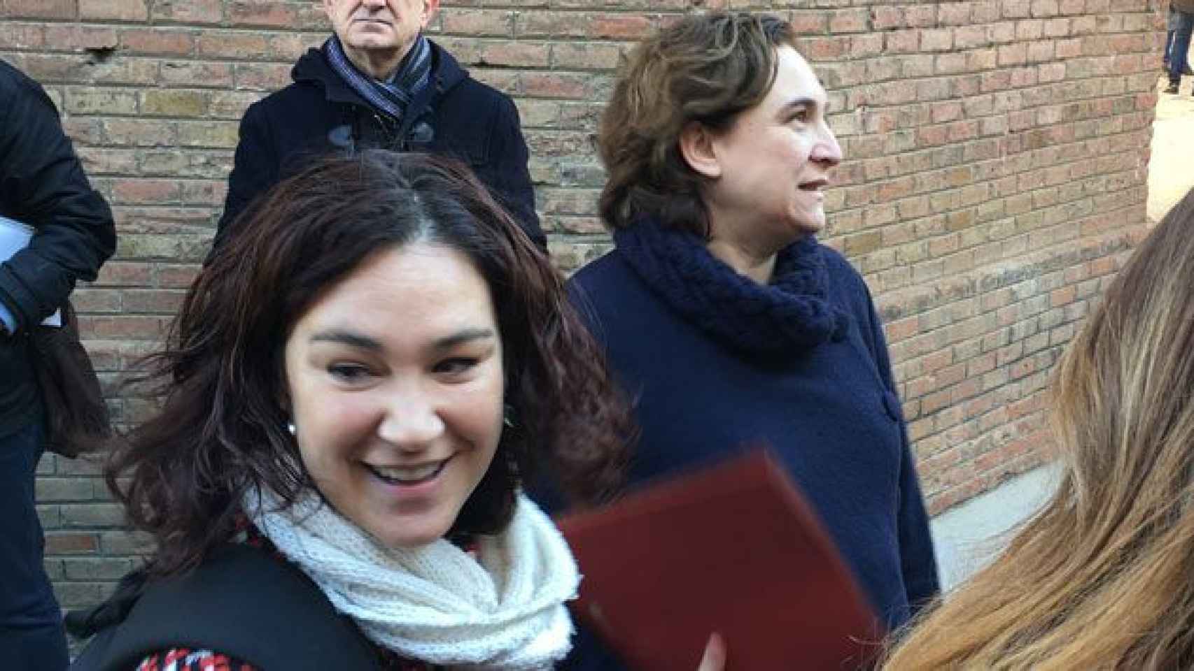 La alcaldesa de Barcelona, Ada colau, visita Can Batlló junto a la concejal de Sants, Laura Pérez / CG