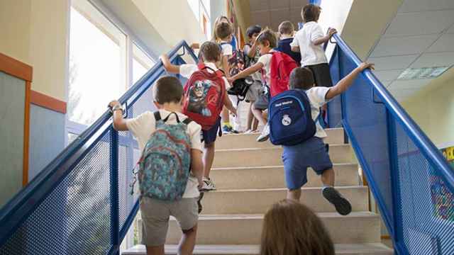 Un grupo de niños escolares sube las escaleras de su colegio en el primer día del curso / EFE