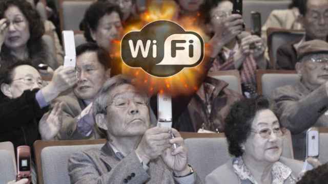 Símbolo de Wifi a punto de explotar con un grupo de personas conectadas a la red / FOTOMONTAJE DE CG