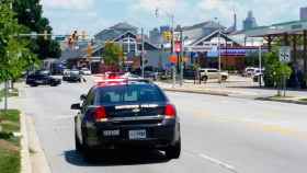 Un coche de Policía, ante un Burger King de Baltimore.