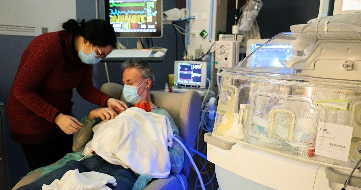 Los padres de un bebé prematuro en la nueva uci de neonatos del hospital Sant Joan de Déu / SANT JOAN DE DÉU