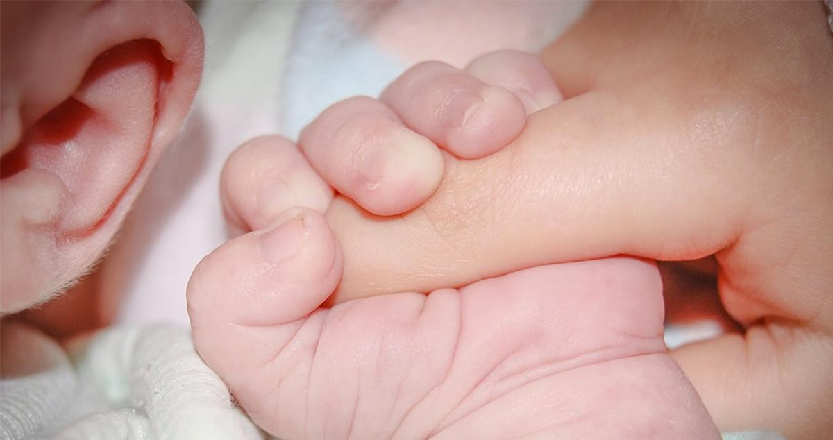 Un recién nacido coge el dedo de su madre / PIXABAY
