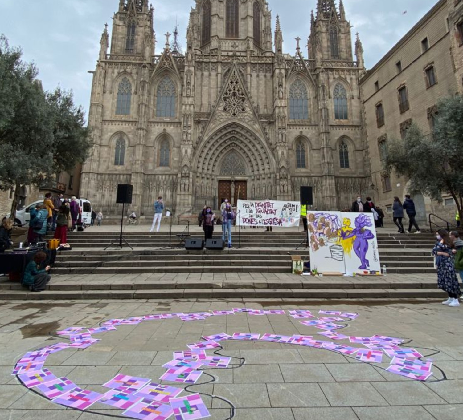 Mural de 'Alcem la veu' ante la Catedral de Barcelona para pedir que se dignifique el papel de la mujer en la Iglesia / ALCEM LA VEU (TWITTER)
