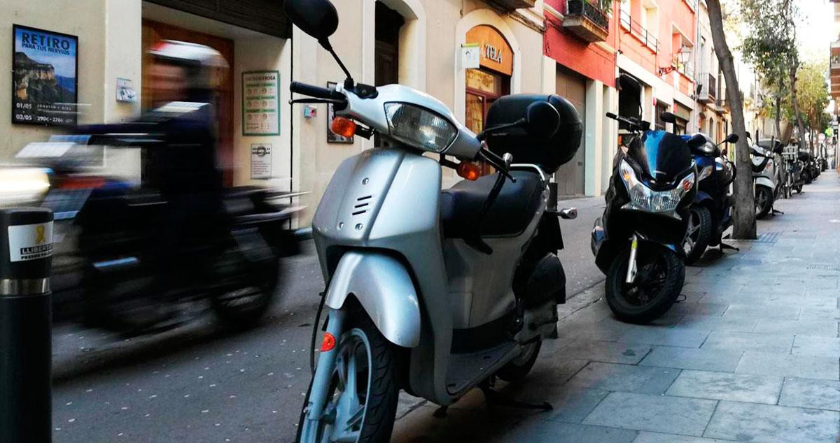 Imagen de motos aparcadas en la acera en el barrio de Gràcia de Barcelona / CG