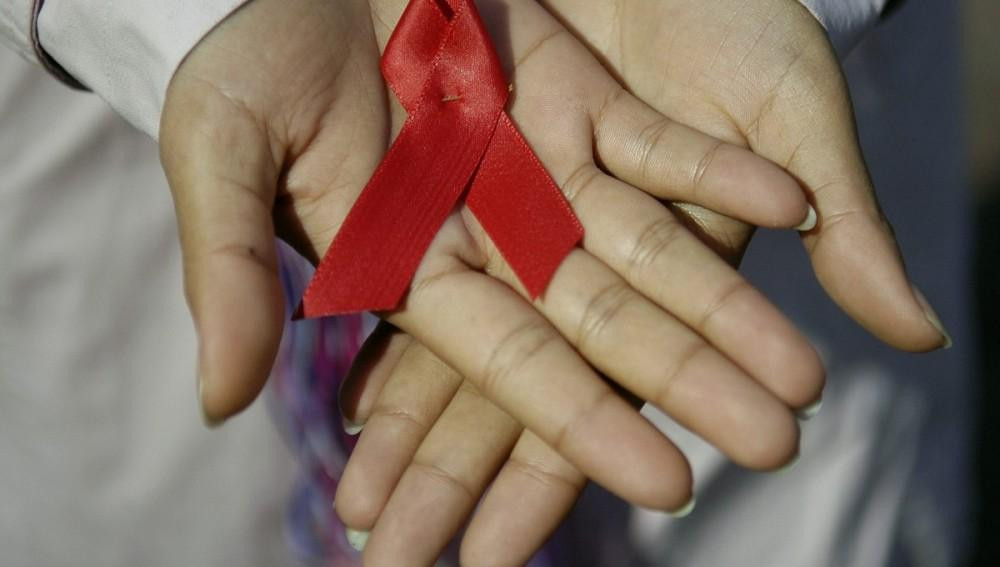 El lazo rojo que se ha convertido en símbolo de solidaridad por el sida