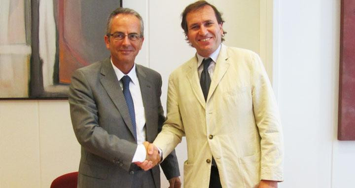 Jordi Valmaña, director general de Cementiris de Barcelona (i), firmando un acuerdo de colaboración / CG
