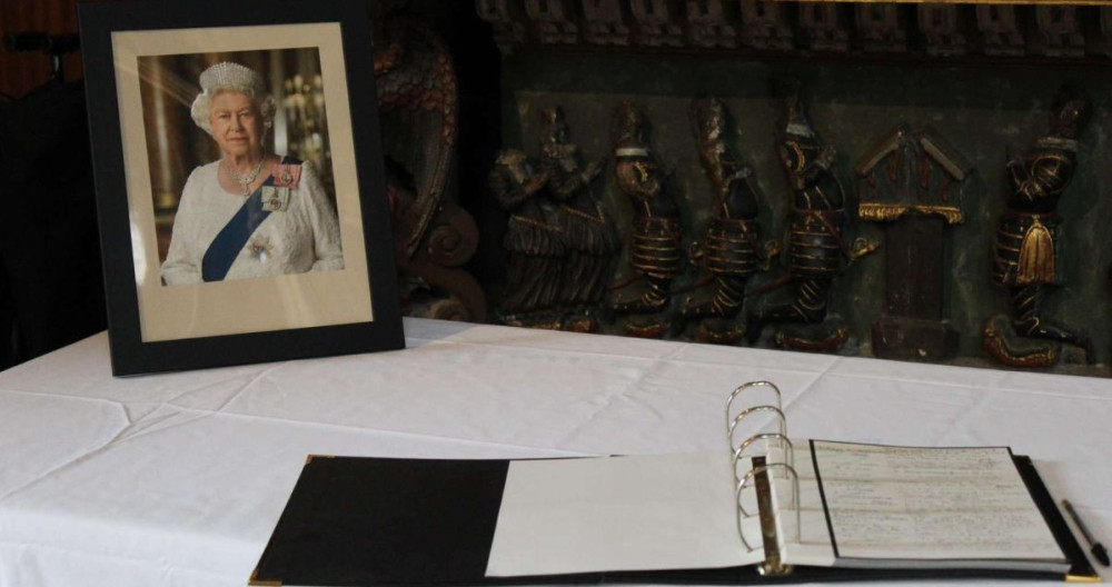 Libro de condolencias en la catedral de Bristol custodiado por dos curas mujeres / CARLOS MANZANO