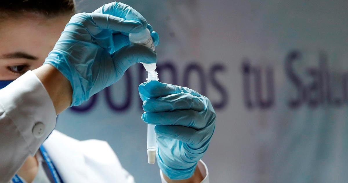 Una enfermera realiza un test de antígenos para detectar el Covid-19 / EFE - Juan Carlos Hidalgo