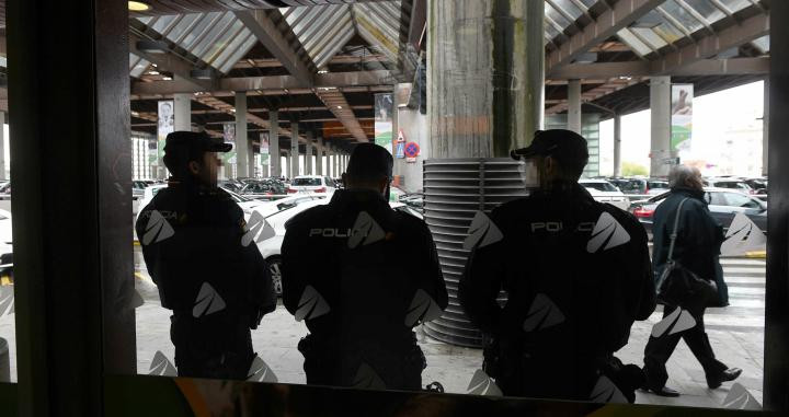 Agentes de la Policía Nacional, durante el desalojo de la Estación de Atocha la pasada semana / EFE