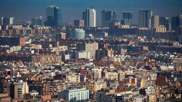 Vista panorámica de edificios de viviendas en Barcelona, Cataluña / DAVID ZORRAKINO - EUROPA PRESS